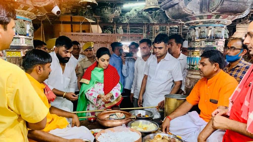 JnvuSohan's tweet photo. आज नवरात्रि के शुभ अवसर पर ओसिया में स्थित मंदिर में सच्चियाय माता जी के दर्शन किए व माता जी से आशीर्वाद प्राप्त किया।
@DivyaMaderna https://t.co/mwOPWXZF3R
