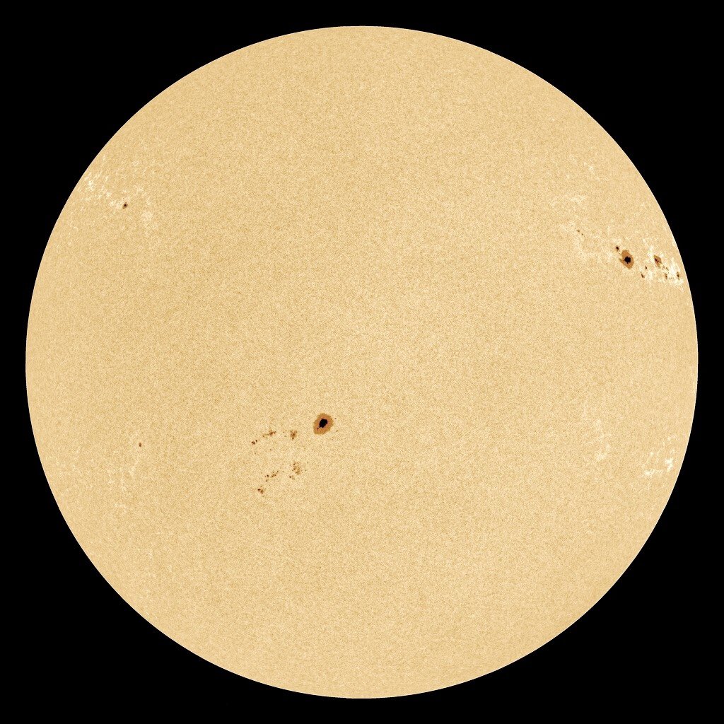 Zavijavon's tweet photo. Saturday, April 02 at 19h UT.
The waxing crescent Moon’s appearance and celestial position (Scarborough, England), and today’s Solar photosphere image (courtesy of NASA).
https://t.co/cdyKiPpm1c https://t.co/xpB7CzAKSh