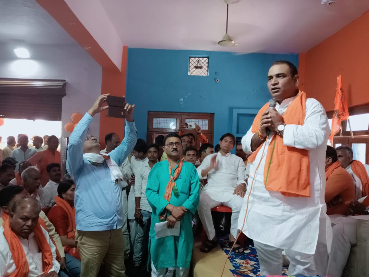 AjitSinghPal_'s tweet photo. सिकंदरा विधानभा में, कानपुर-फतेहपुर स्थानीय प्राधिकरण एमएलसी पद हेतु प्रत्याशी श्री अविनाश सिंह चौहान जी के समर्थन में आयोजित बैठक को संबोधित किया। इस अवसर पर मा. कैबिनेट मंत्री श्री @Rakesh_Sachan_ जी का सानिध्य भी प्राप्त हुआ।
@YogiDevnath2 https://t.co/Bvj5iObdHd