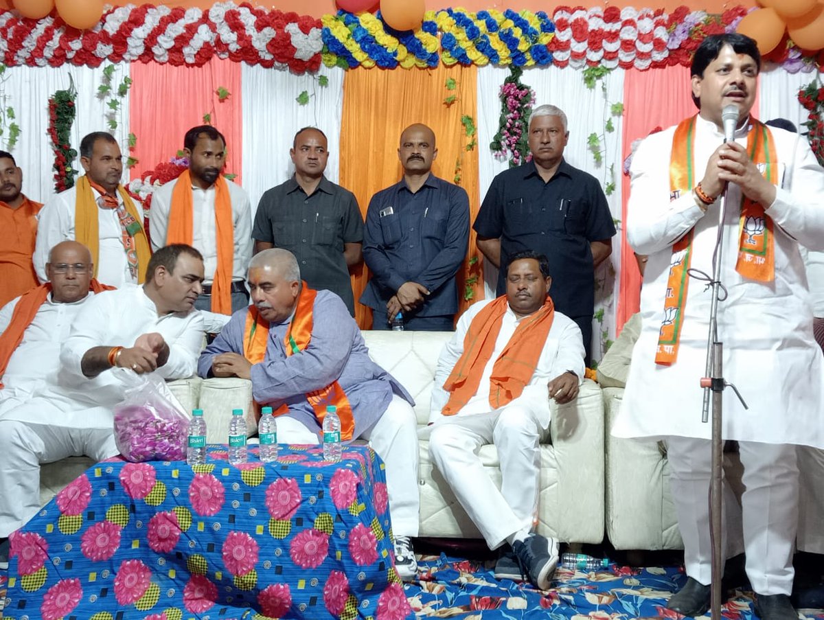 AjitSinghPal_'s tweet photo. सिकंदरा विधानभा में, कानपुर-फतेहपुर स्थानीय प्राधिकरण एमएलसी पद हेतु प्रत्याशी श्री अविनाश सिंह चौहान जी के समर्थन में आयोजित बैठक को संबोधित किया। इस अवसर पर मा. कैबिनेट मंत्री श्री @Rakesh_Sachan_ जी का सानिध्य भी प्राप्त हुआ।
@YogiDevnath2 https://t.co/Bvj5iObdHd