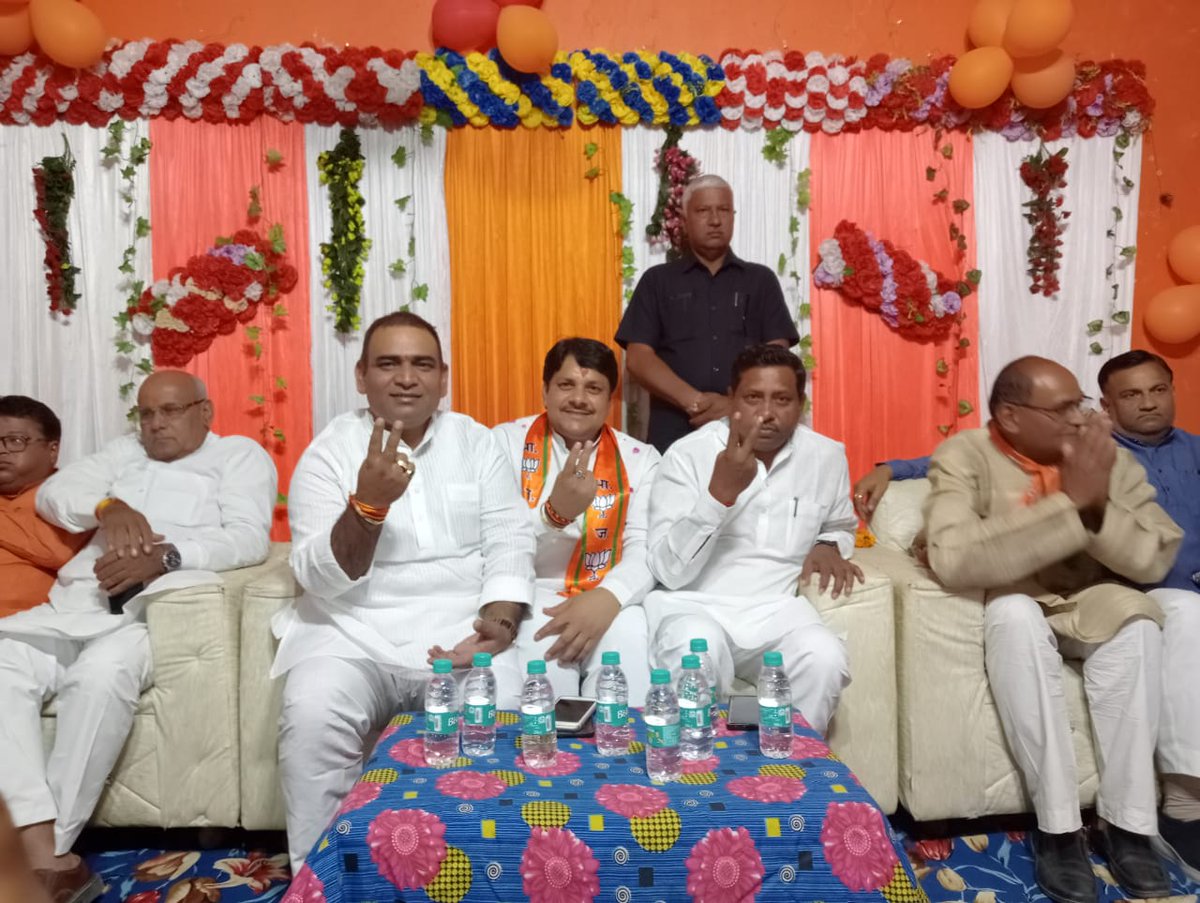 AjitSinghPal_'s tweet photo. सिकंदरा विधानभा में, कानपुर-फतेहपुर स्थानीय प्राधिकरण एमएलसी पद हेतु प्रत्याशी श्री अविनाश सिंह चौहान जी के समर्थन में आयोजित बैठक को संबोधित किया। इस अवसर पर मा. कैबिनेट मंत्री श्री @Rakesh_Sachan_ जी का सानिध्य भी प्राप्त हुआ।
@YogiDevnath2 https://t.co/Bvj5iObdHd