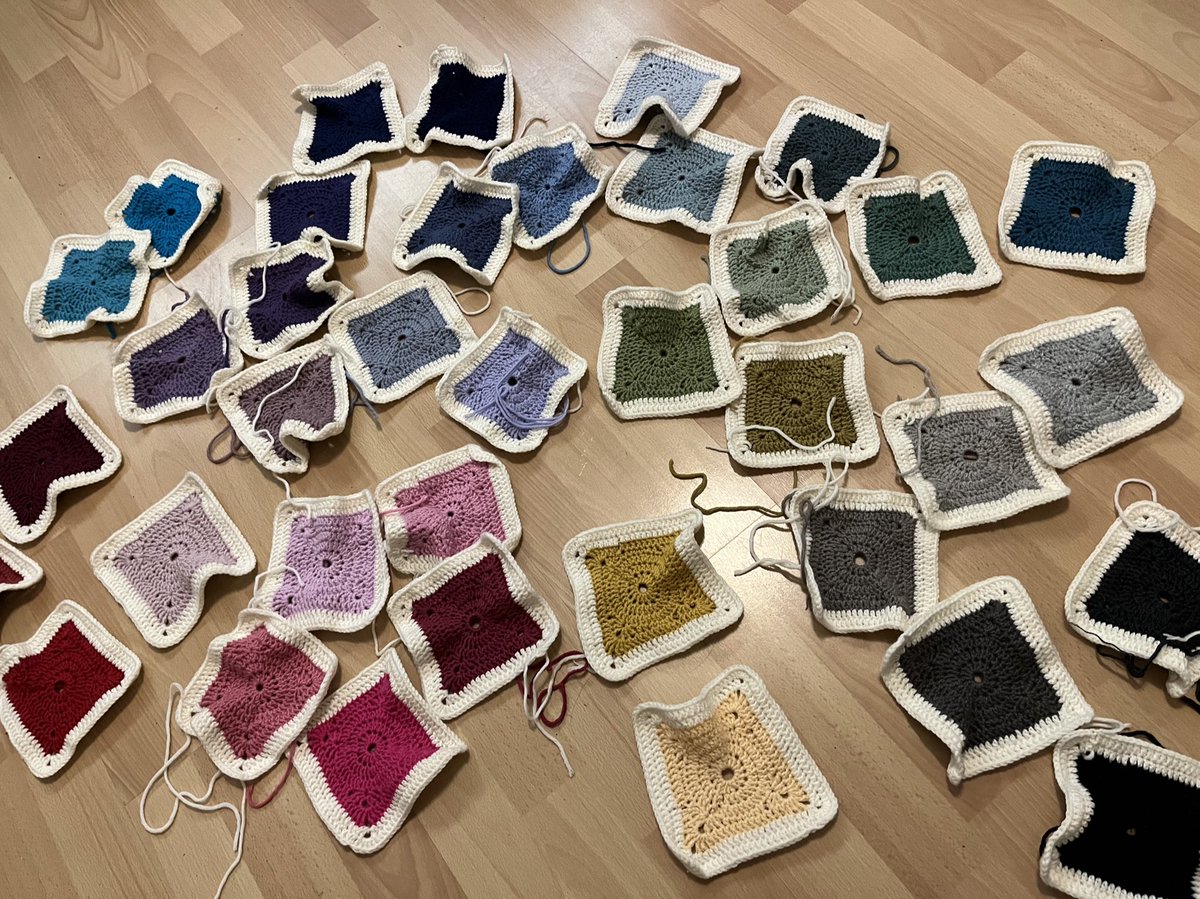 lumpazza's tweet image. In other news: es geht voran! #pandemicProject #Crocheting #Häkeln #CrazyCrochetLady 

!B