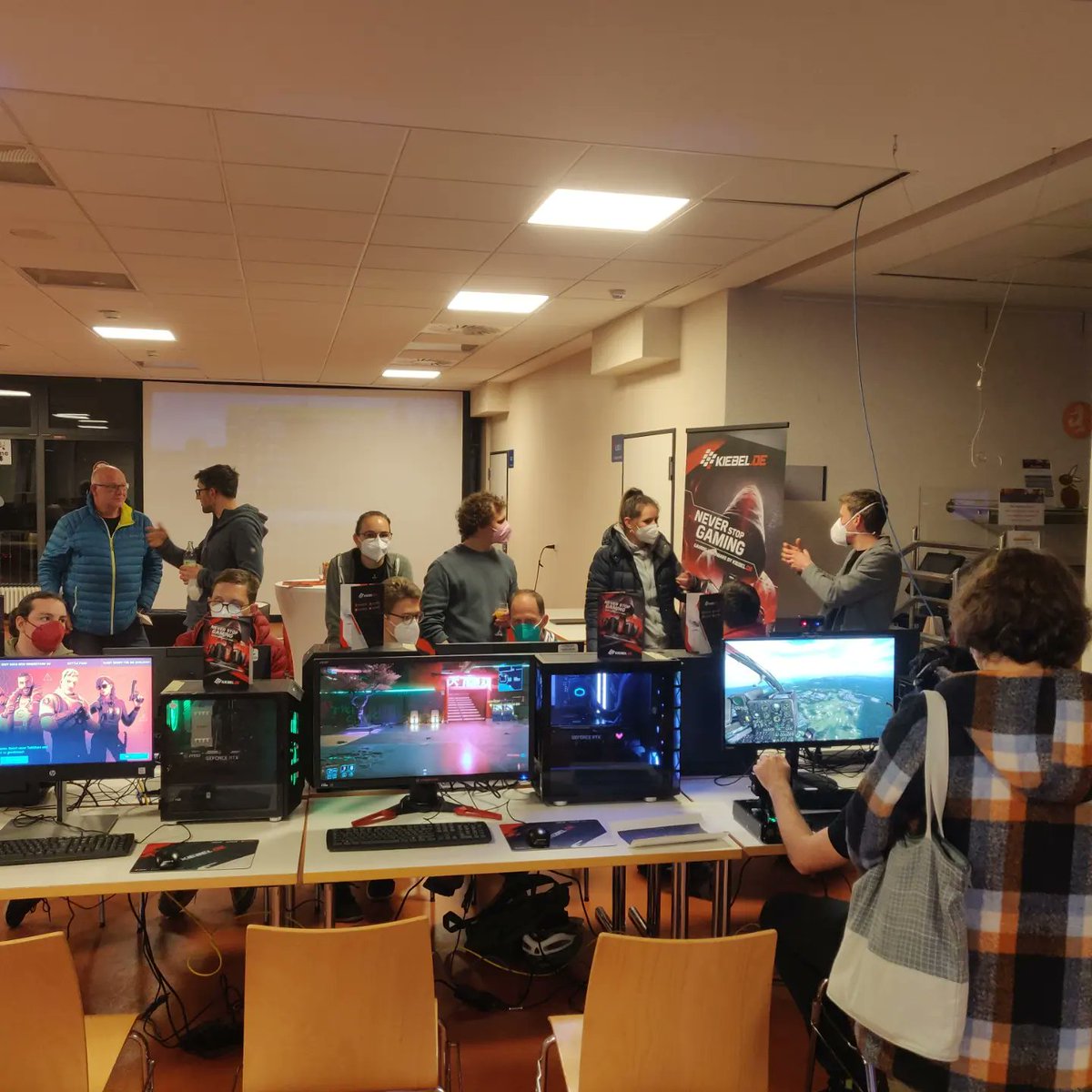 schillerlanev's tweet photo. 🤝Eltern-LAN🤝
Gestern fand direkt vor der #SL6 unsere zweite Eltern-LAN statt, die wieder ein voller Erfolg war! Bevor die Eltern selbst spielen durften, gab es einen kleinen Vortrag des Medienpädagogen Chris Binder.
Einen großen Dank an @kiebel_de mit deren PCs wir den Eltern https://t.co/Jucf6Lf54m
