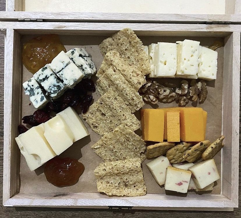 el12fusion's tweet photo. Empezamos el fin de semana nuestra caja de quesos importados ¡RESERVA!

🔴 Variedad de 5 quesos de importación,arándanos,nueces,cracker con semillas de quinóa y chía,compota de albaricoque y compota de naranja 

🔴 El 12 Fusión 
🔴 C/Acera de Granada 1
🔴 https://t.co/oDx4etuWjl https://t.co/DPdFDesAOJ