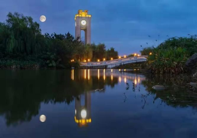 CIESWUFE's tweet photo. 4 seasons in SWUFE
Spring is prosperous with flower and song,
Summer is hot and days are long,
Autumn is rich with fruit and grain,
Winter brings snow and the New Year again.
#SWUFE #capus #university #StudyinChina
#西南财经大学 #西财 https://t.co/ZxJ5Yxo6Jp