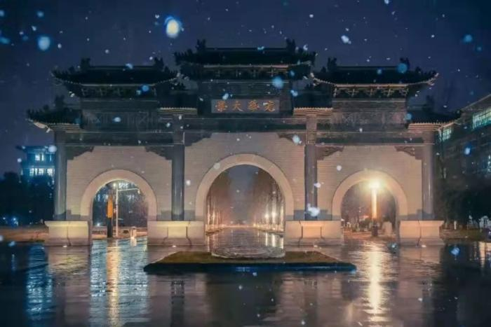 CIESWUFE's tweet photo. 4 seasons in SWUFE
Spring is prosperous with flower and song,
Summer is hot and days are long,
Autumn is rich with fruit and grain,
Winter brings snow and the New Year again.
#SWUFE #capus #university #StudyinChina
#西南财经大学 #西财 https://t.co/ZxJ5Yxo6Jp