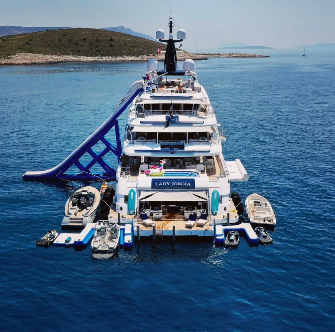 Zephyr_Yachting's tweet photo. What a way to highlight Superyacht Saturday with this photo of the epic toy set up on M/Y Lady Jorgia!
Photo: FunAir
#YachtLife #FunAir #YachtToys #SuperyachtSaturday #Superyachts https://t.co/yxDLh2AWsG