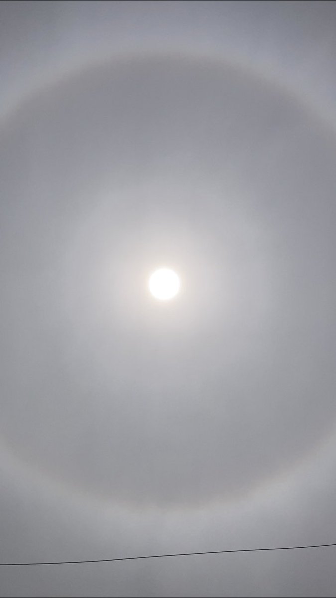 413Akt's tweet photo. 今日のハロ☀️は
二重ハロ◎？？
2枚目の午後のハロはすこーし赤色がかかってる。
ちびまる子ちゃん・花輪くんの前髪みたい😆
#今日ソラ
#ハロ
#天気の図鑑 https://t.co/Nj3FiLKdSv