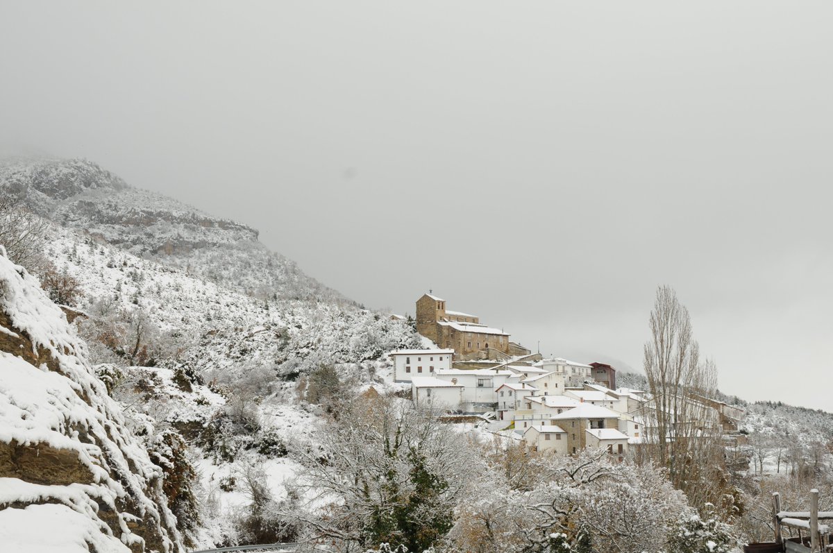 elsabaiao's tweet photo. CASTILLONUEVO.- Muy próxima al valle del Roncal encontramos la localidad de Castillonuevo, el pueblo de los cuchareros; una localidad que hoy se nos ha puesto así de bonita.
#Castillonuevo https://t.co/DaWI1dKawU