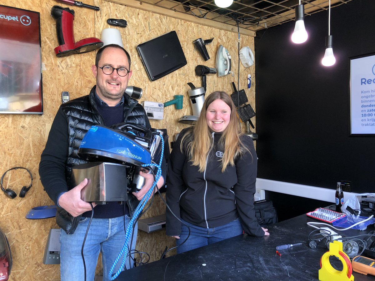 Titelvoerend burgemeester <a href="/VincentVQ/">Vincent Van Quickenborne</a> gaf het goede voorbeeld met een blender, broodrooster en strijkijzer. Café #Recupel nog tot 19u in <a href="/8500Kortrijk/">Stad Kortrijk</a> <a href="/stadkortrijk/">📰 Nieuws uit Kortrijk</a> #reuse #repair #recycle #CircularEconomy