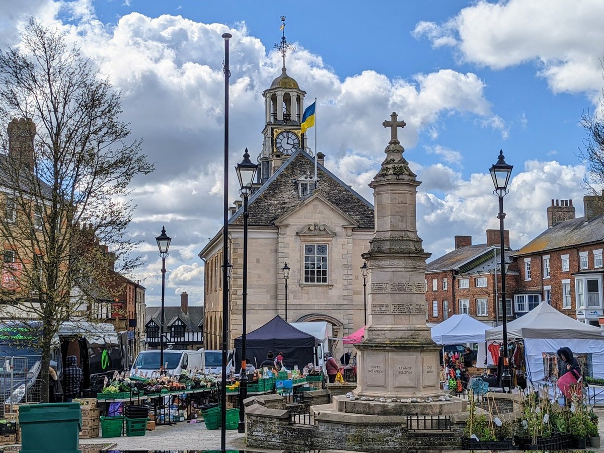 I've started the April 30 day challenge again: a month in 30 pictures. I think this month will mostly be getting used to camera on new phone. Beginning with Brackley Market place yesterday, with the Ukrainian flag flying behind the war memorial