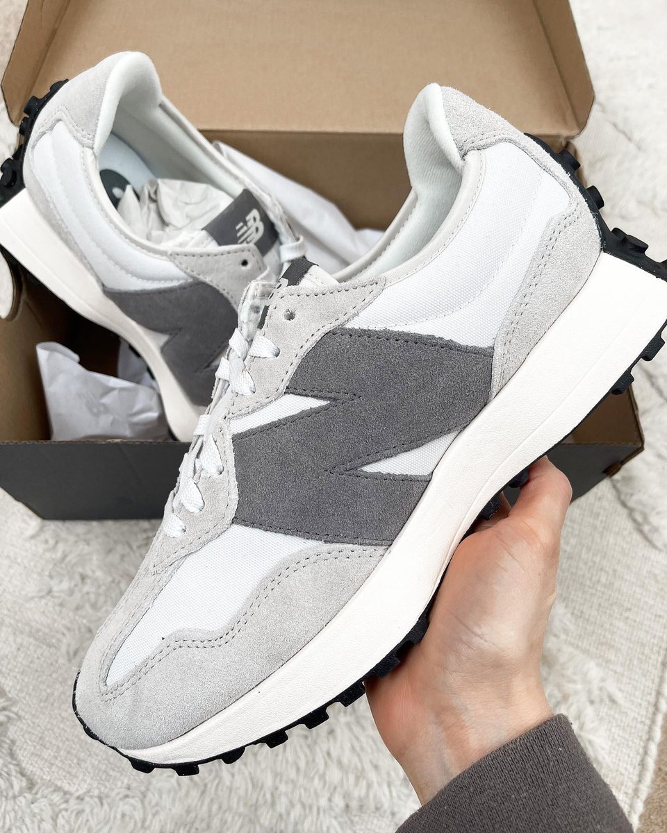 CaminoTV's tweet photo. Les New Balance 327 "Wolf Grey" passe à 80€ 🎟

Lien : https://t.co/RJJnu9oRDd https://t.co/xOSfMZIdrB