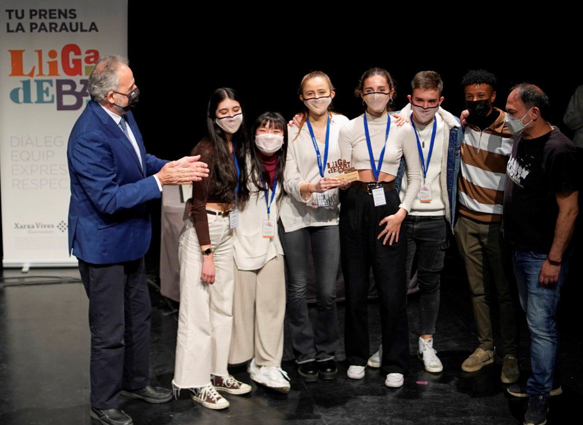 FiloLlull's tweet photo. IES Ramon Llull. Quatre anys de participació en #LligaDebat de Secundària i batxillerat de la @xarxavives en la fase local #UV @SediUV i quatre classificacions per la fase final. Fase final 19, suspensió x covid el 20, Subcampions 2021 i campions 22. Gràcies per tant! https://t.co/FcX4rUuYnc