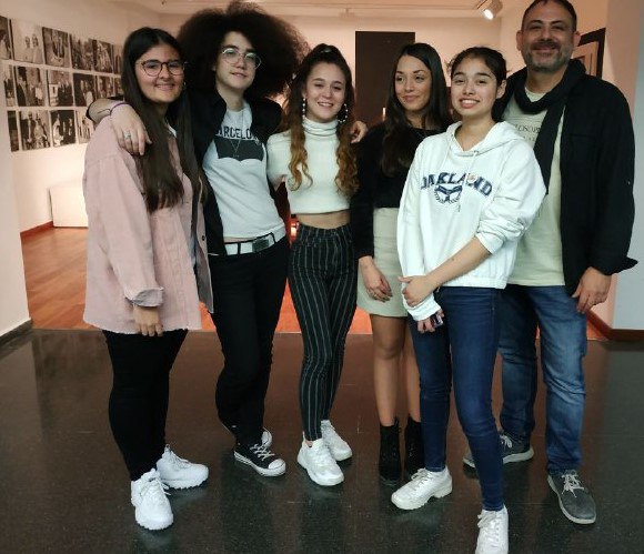 FiloLlull's tweet photo. IES Ramon Llull. Quatre anys de participació en #LligaDebat de Secundària i batxillerat de la @xarxavives en la fase local #UV @SediUV i quatre classificacions per la fase final. Fase final 19, suspensió x covid el 20, Subcampions 2021 i campions 22. Gràcies per tant! https://t.co/FcX4rUuYnc