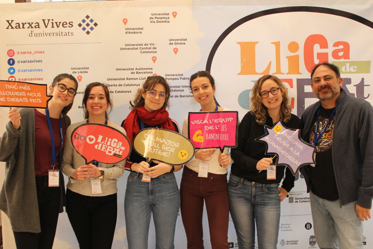 FiloLlull's tweet photo. IES Ramon Llull. Quatre anys de participació en #LligaDebat de Secundària i batxillerat de la @xarxavives en la fase local #UV @SediUV i quatre classificacions per la fase final. Fase final 19, suspensió x covid el 20, Subcampions 2021 i campions 22. Gràcies per tant! https://t.co/FcX4rUuYnc