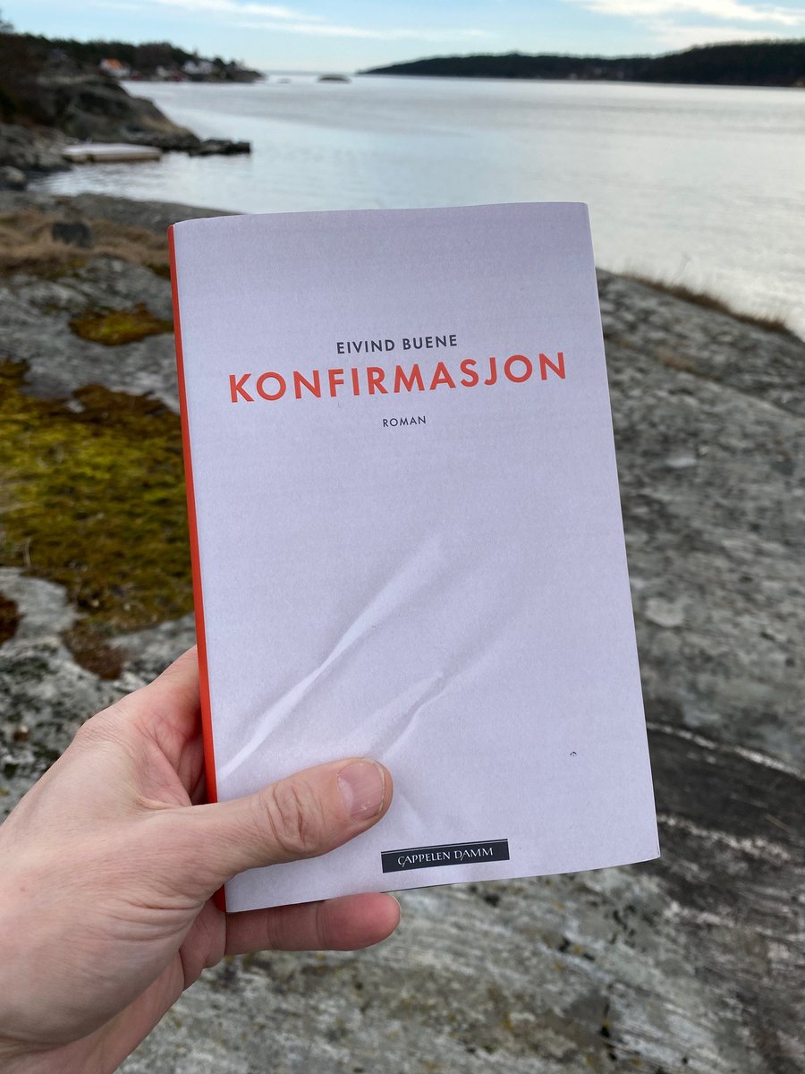 Tok med meg den nye boken min for å vise den hvor den ble født.