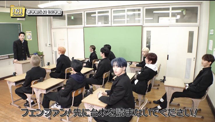 Rs_02x's tweet photo. 台本先に読むフェンファン姿勢良すぎて好きwww https://t.co/UwJPFzALl1