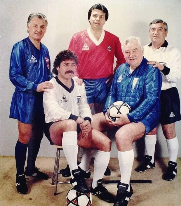 patoechague's tweet photo. Agosto de 1988.

Leonel Sánchez, Carlos Caszely, Elías Figueroa, Sergio Livingstone y Enrique Hormazábal se juntaron para tomar la mejor foto en la historia del fútbol chileno. https://t.co/zKHtc1K47R