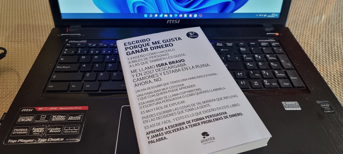 Khasta83's tweet photo. Comenzando el libro que nos regaló @motivante_isra a los asistentes del #CEMD2022. Gracias por el detallazo. #copywriting https://t.co/63MTAeQyU7