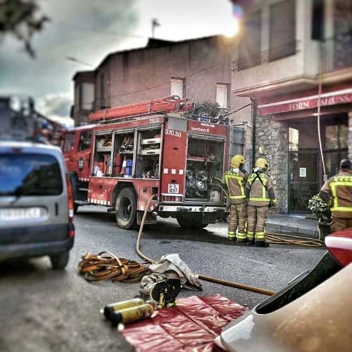 Imatges d'aquest matí, activats per un 🔥🏚 de xemeneia al municipi de Coll de Nargó. Hem treballat  conjuntament amb els companys de #ColldeNargó i #laseudurgell i també, <a href="/mossoscatalunya/">xxx</a> i <a href="/sem/">SEM</a>.gencat 
.
📸 <a href="/bombersnargo/">Bombers Nargó</a>