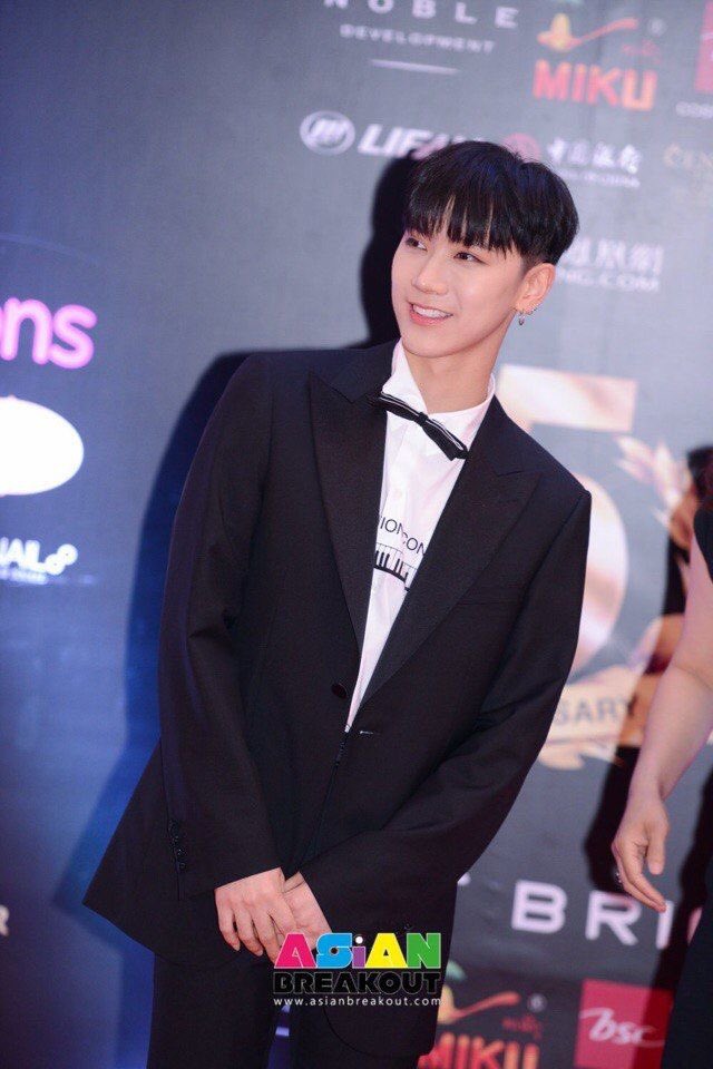 เว ⟢ tweet media