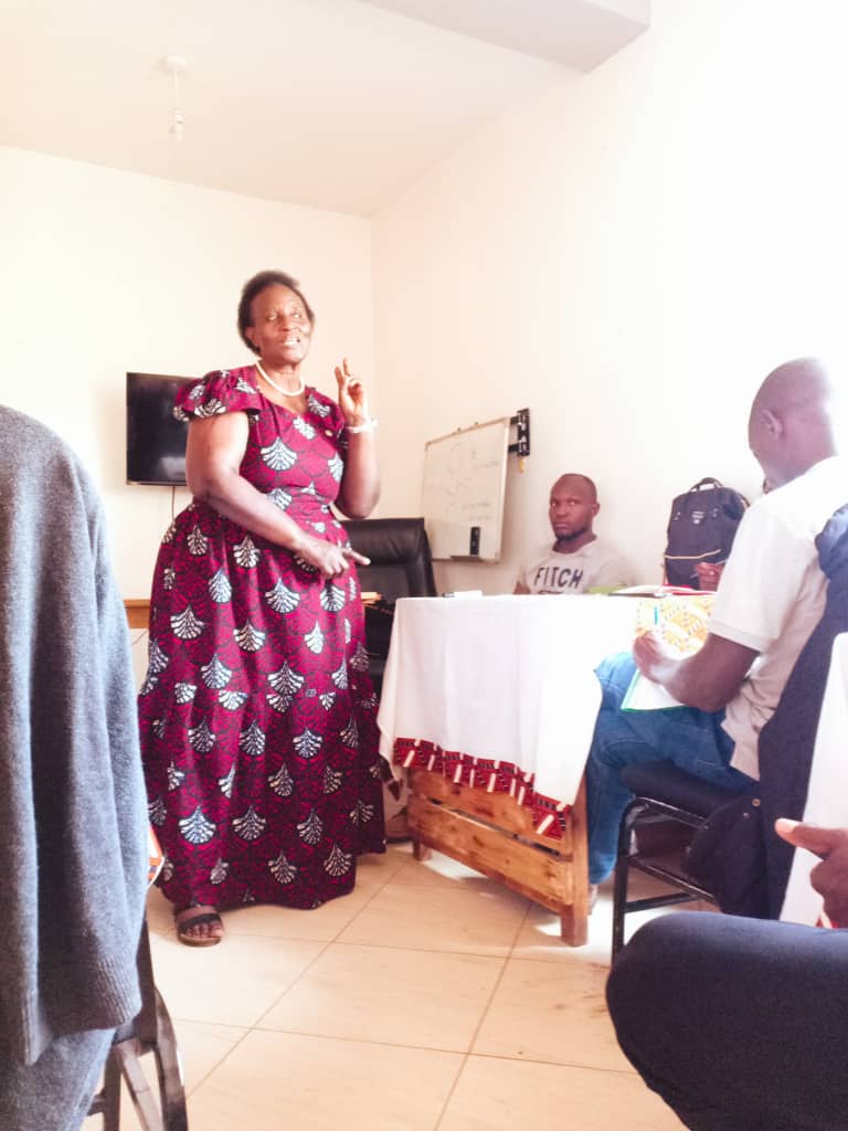 LypUg's tweet photo. Just concluded a session with Mama Mary on "Effective Communication &amp; Public Speaking. 
 
Main take home was;
Communication is the product of your mind so think, synthesis, weigh and ask yourself how best you can convey what you to say. 
#ReadingisLeading https://t.co/5JniCS43G8