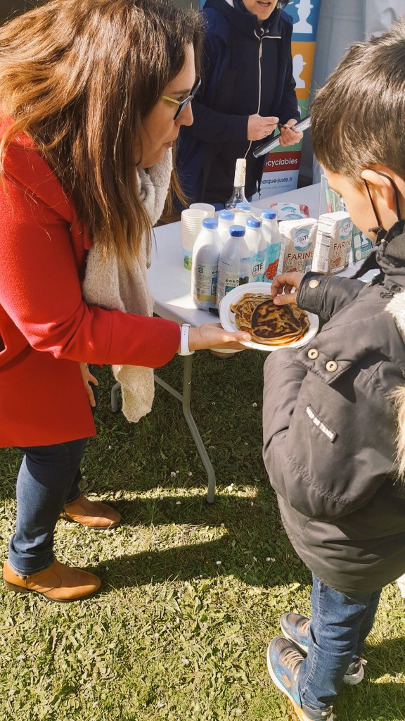JusteDeLA's tweet photo. Dégustation et discussion au menu de ces deux jours de l'événement Un pré dans la foire organisé par @jeunesagri44 dans le cadre de La @LaFoiredeNantes https://t.co/3rlAGNW7ZJ