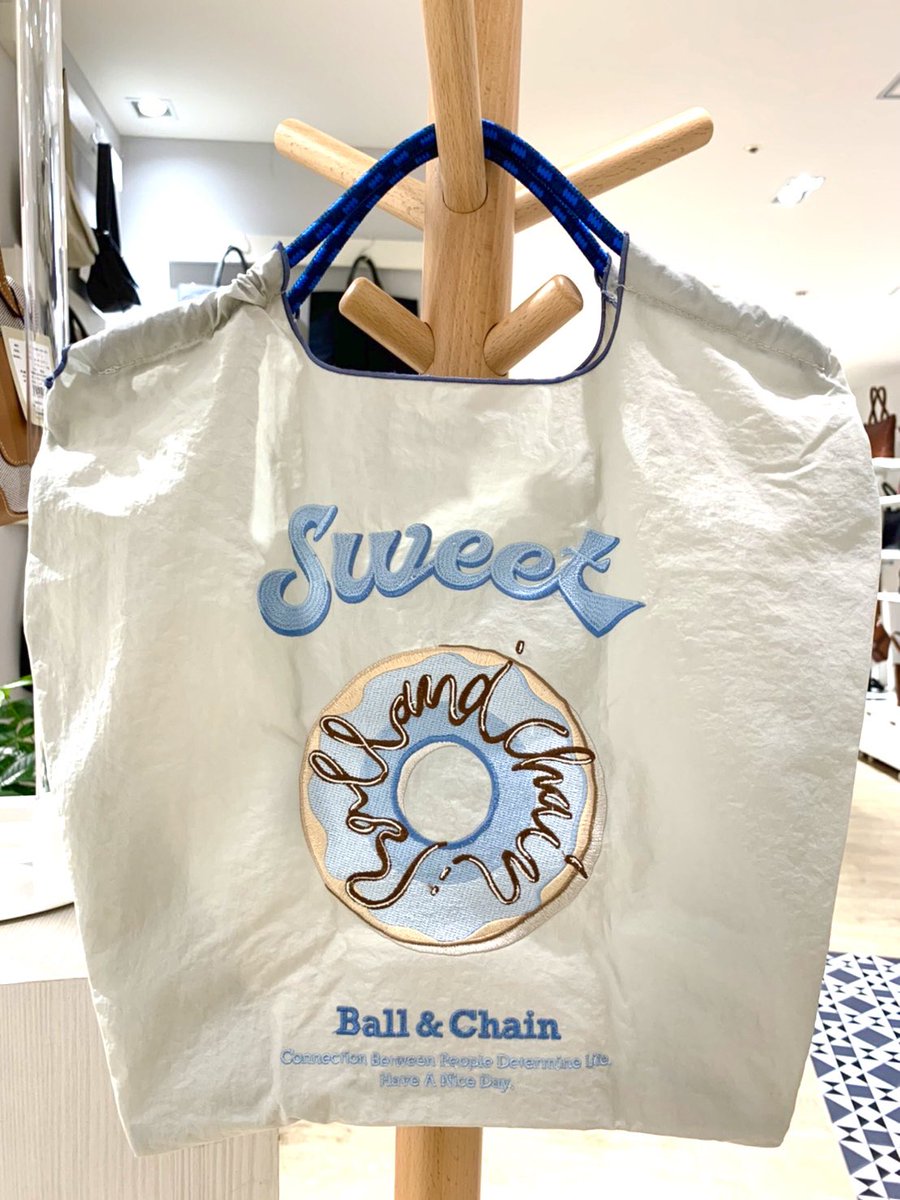 SugarSalt_0810's tweet photo. こんにち��、 Sugar Salt.です。

大人気！！ボールアンドチェーンデザインチームによるドーナツ🍩
 Sugar Salt.なんばパークス店にて、
4月4日11:00より数量限定で再販致します。
是非、お見逃しなく！！

#ballandchain #ボールアンドチェーン
#エコバッグ #ショッピングバッグ https://t.co/8ccv70wFzE