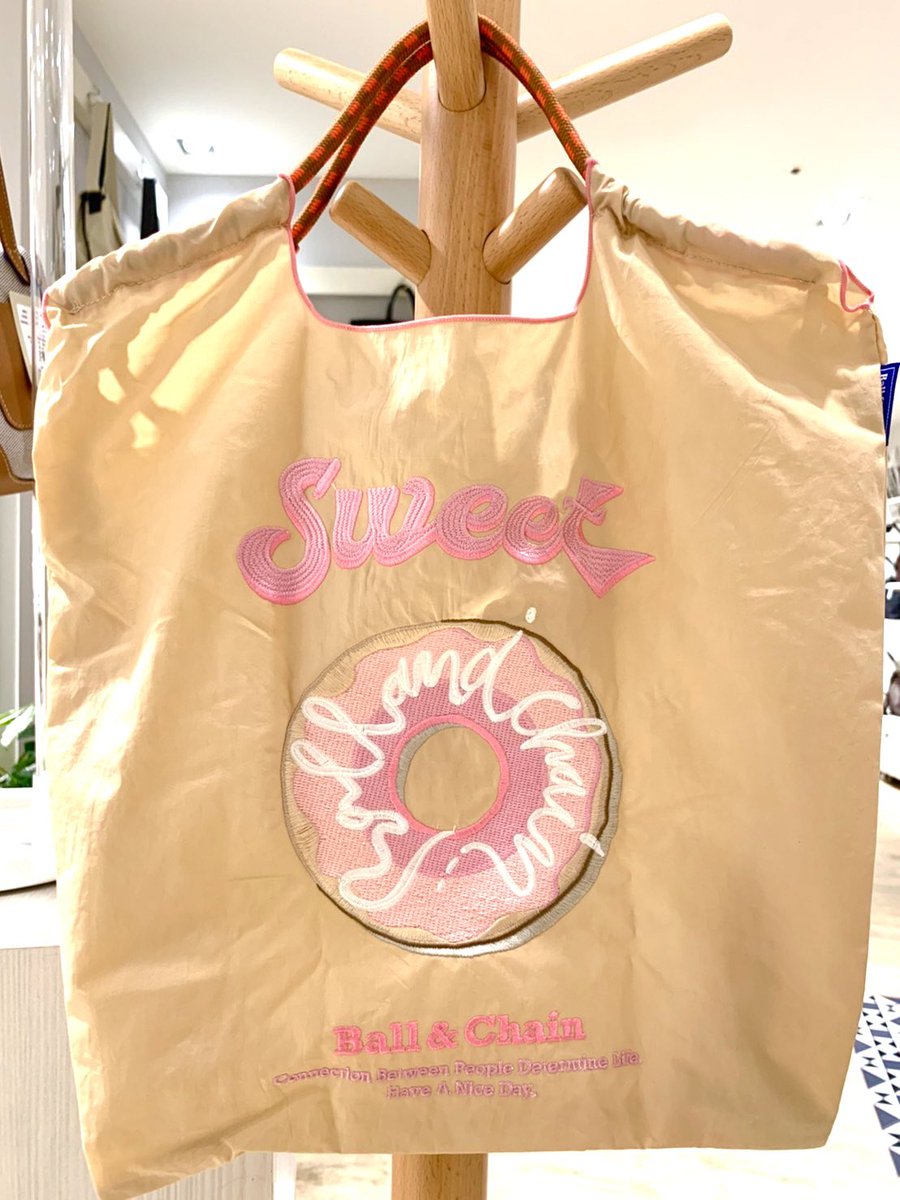 SugarSalt_0810's tweet photo. こんにち��、 Sugar Salt.です。

大人気！！ボールアンドチェーンデザインチームによるドーナツ🍩
 Sugar Salt.なんばパークス店にて、
4月4日11:00より数量限定で再販致します。
是非、お見逃しなく！！

#ballandchain #ボールアンドチェーン
#エコバッグ #ショッピングバッグ https://t.co/8ccv70wFzE