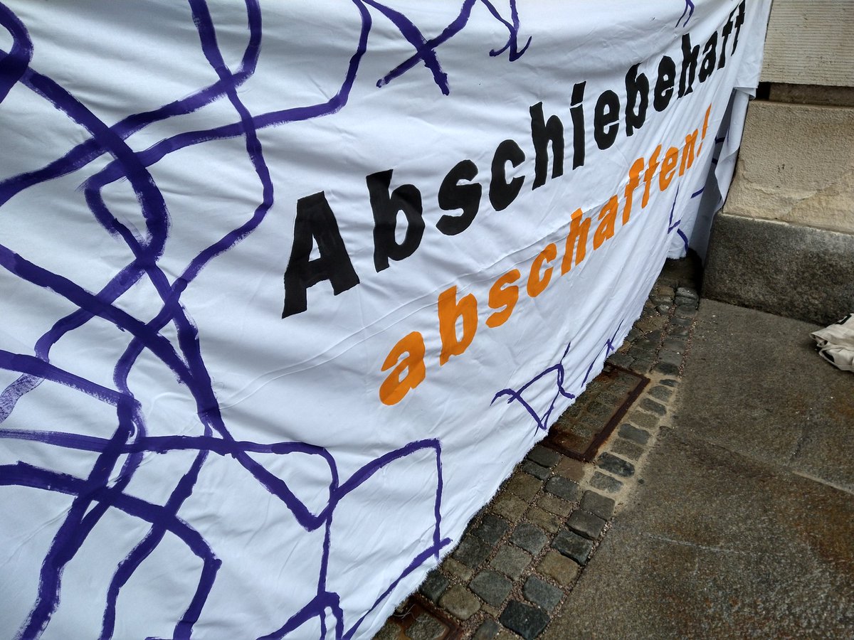 Trotz des Wetters sind viele Personen zur #AbschiebehaftAbschaffen-Demo gekommen.
Bislang gab es Redebeiträge von <a href="/mfr_info/">Münchner Flüchtlingsrat</a>, <a href="/rav_gs/">RAV</a> und <a href="/SLeoneRefugees/">Sierra Leone Refugees Fighting Against Deportation</a> über die menschunwürdige Abschiebehaft.
#muc0204