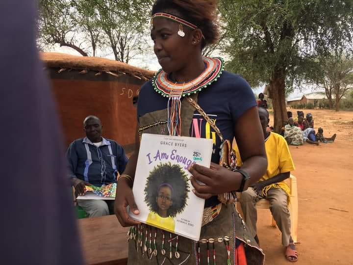 Edithcherotich0's tweet photo. Emily from @TheAmericanfriendsofKenya doing a storytelling and
sensitizing the community on the importance of education and the numerous opportunities that comes with it.. 'I AM ENOUGH'
#Thelibrarymanyattaproject
#Literacymatters
#SDG4 https://t.co/n0WgWd6ZUv