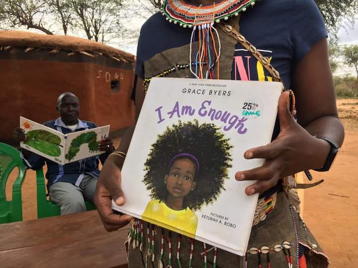 Edithcherotich0's tweet photo. Emily from @TheAmericanfriendsofKenya doing a storytelling and
sensitizing the community on the importance of education and the numerous opportunities that comes with it.. 'I AM ENOUGH'
#Thelibrarymanyattaproject
#Literacymatters
#SDG4 https://t.co/n0WgWd6ZUv