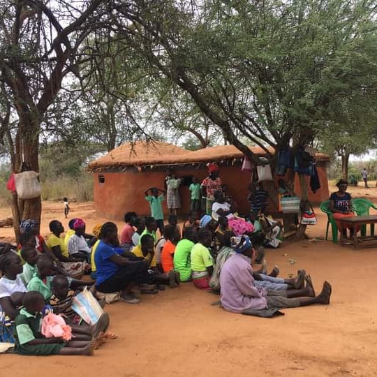 Edithcherotich0's tweet photo. Emily from @TheAmericanfriendsofKenya doing a storytelling and
sensitizing the community on the importance of education and the numerous opportunities that comes with it.. 'I AM ENOUGH'
#Thelibrarymanyattaproject
#Literacymatters
#SDG4 https://t.co/n0WgWd6ZUv
