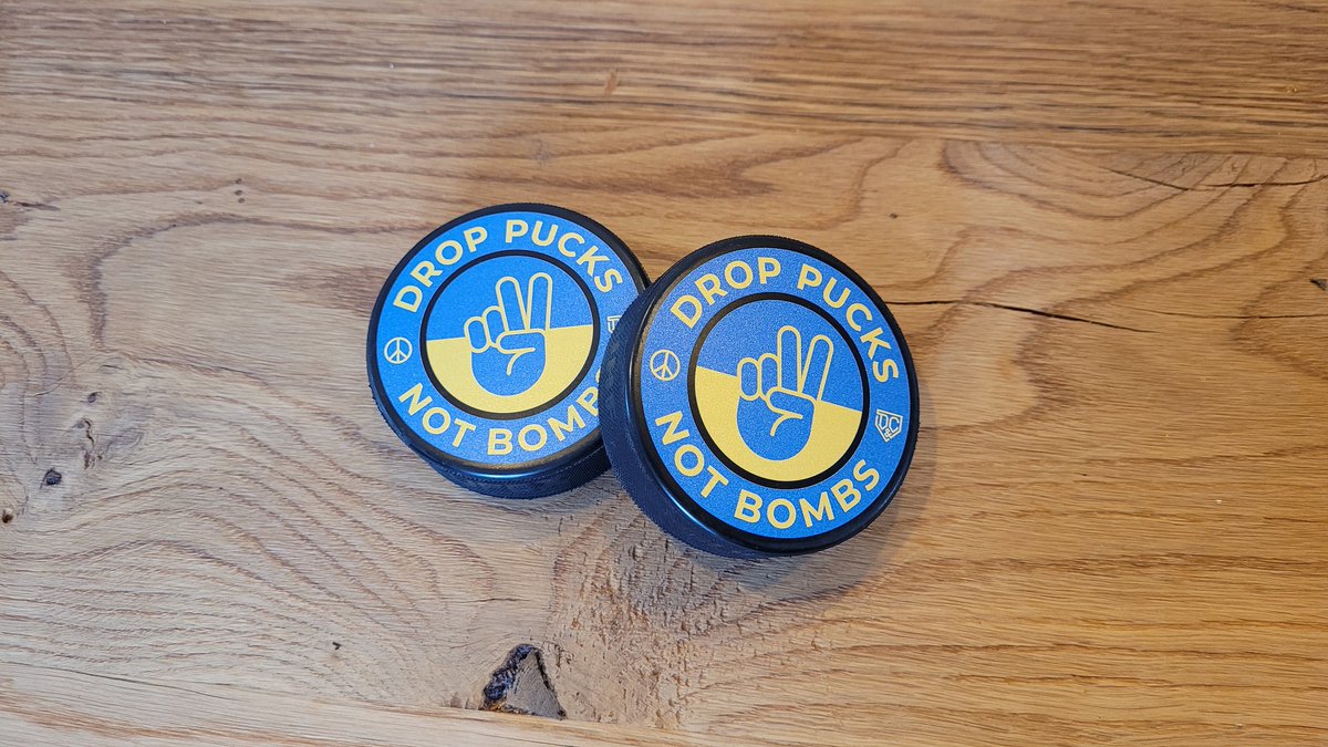 ernuwieder2's tweet photo. Endlich da😊
Danke @dnchockey
#dropPucksnotBombs
#StandWithUkraine
#StopWarInUkraine
#bisslHockey geht immer https://t.co/0EnR1V2r80