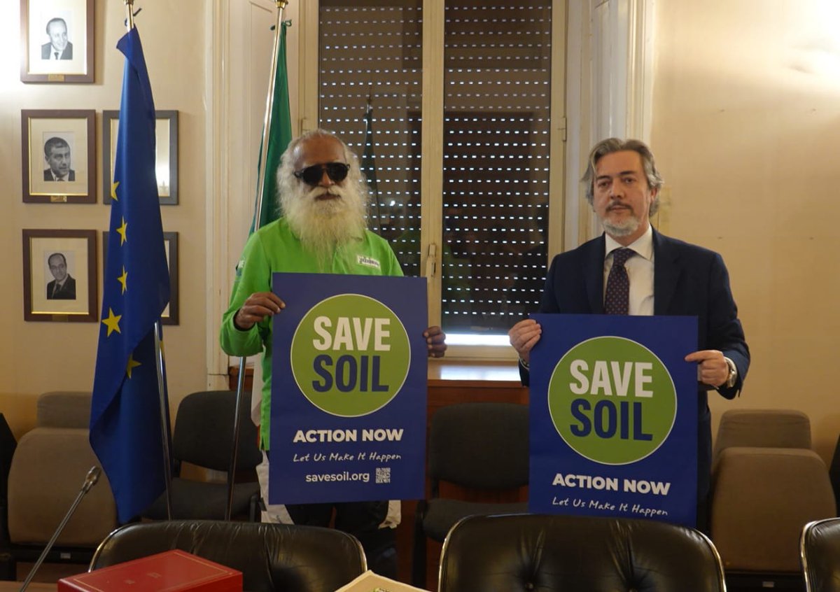 SadhguruJV's tweet photo. The concern for our soil must find its way into the hearts &amp; minds of every human being on the planet. An immense responsibility and privilege that we have the ability to act and change the narrative. Let’s make it happen. -Sg #SaveSoil #SaveSoilRome @frabattistoni @Mipaaf_ https://t.co/n2OGJZmPch