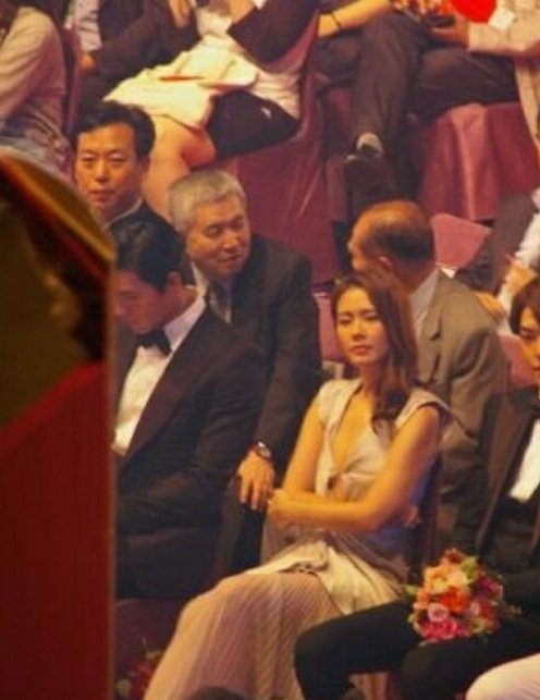 badgalyejin's tweet photo. 🐻: "the first time we met, it was at the awards ceremony right? that time, we only greeted each other." https://t.co/UfiIPE0JAI