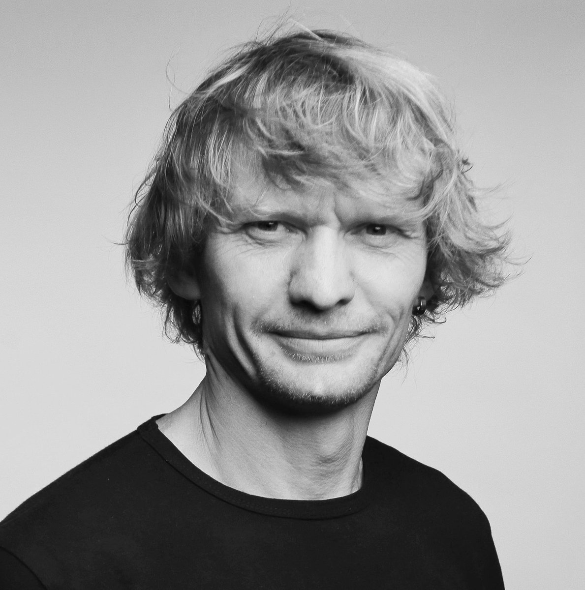 KyivIndependent's tweet photo. ⚡️Ukrainian photographer Maks Levin found dead in Kyiv Oblast.

Levin went missing on March 13 when he traveled to Kyiv Oblast's Vyshgorod district to document hostilities there. Levin worked with Reuters, BBC, and AP. He left behind 4 children and his wife.

📷 Evgeniy Datsenko https://t.co/geRJVeM9Of