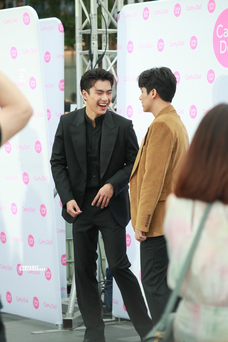 OnAndOn_ON's tweet photo. 020422 #CathyDollGrandLaunch2022 #ohmnanon #โอมนนน #ohmpawat #mynameisnanon #CathyDoll10YearCelebration

โอมให้มินิฮาร์ท พอนนนให้กลับไปไม่เป็นเลยดิ หัวเราะกลบเกลื่อนเลยนะคะพะวัดดด 😂😌 https://t.co/NOTRrWOehi