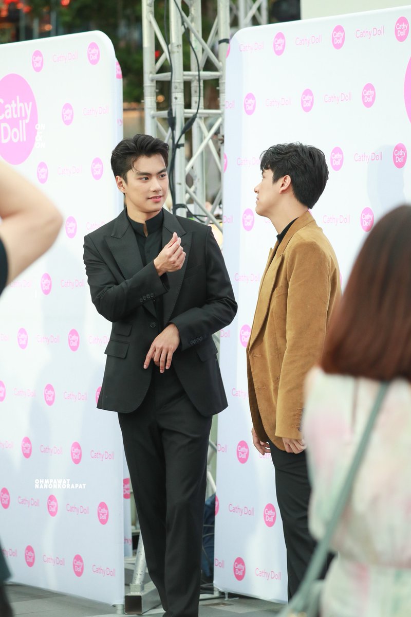 OnAndOn_ON's tweet photo. 020422 #CathyDollGrandLaunch2022 #ohmnanon #โอมนนน #ohmpawat #mynameisnanon #CathyDoll10YearCelebration

โอมให้มินิฮาร์ท พอนนนให้กลับไปไม่เป็นเลยดิ หัวเราะกลบเกลื่อนเลยนะคะพะวัดดด 😂😌 https://t.co/NOTRrWOehi