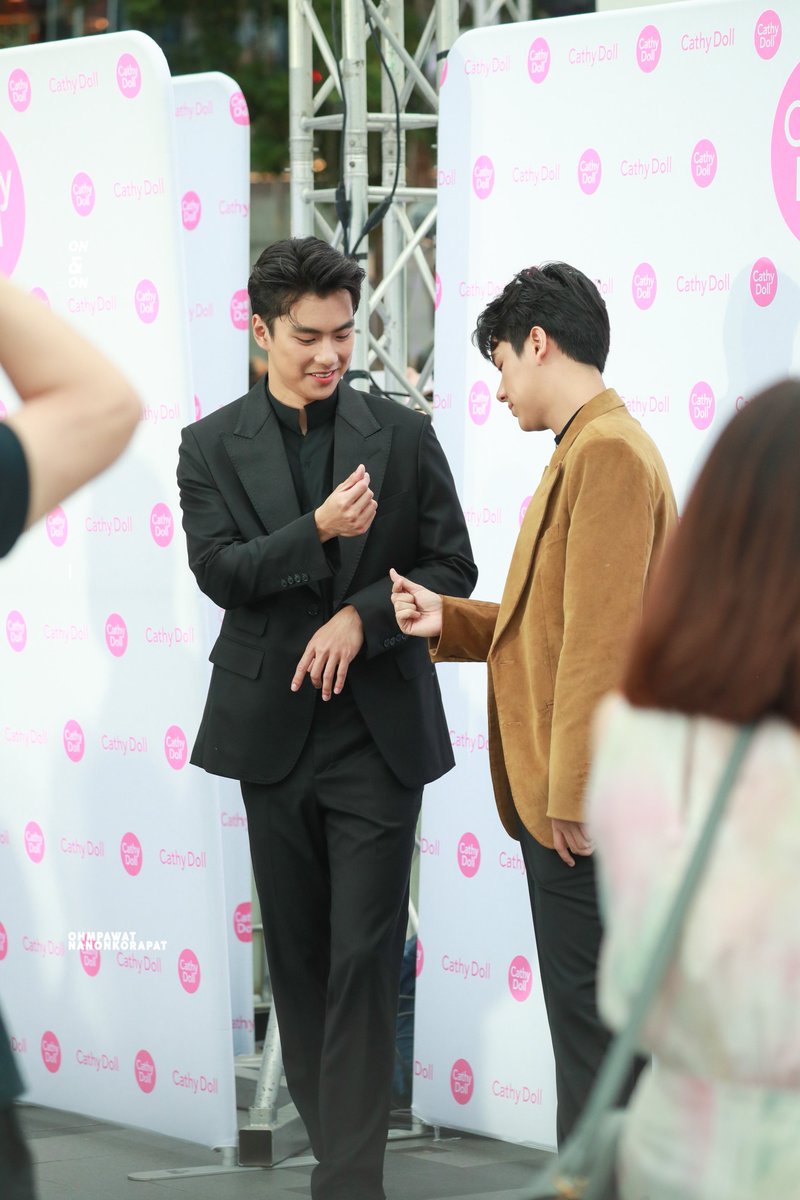 OnAndOn_ON's tweet photo. 020422 #CathyDollGrandLaunch2022 #ohmnanon #โอมนนน #ohmpawat #mynameisnanon #CathyDoll10YearCelebration

โอมให้มินิฮาร์ท พอนนนให้กลับไปไม่เป็นเลยดิ หัวเราะกลบเกลื่อนเลยนะคะพะวัดดด 😂😌 https://t.co/NOTRrWOehi