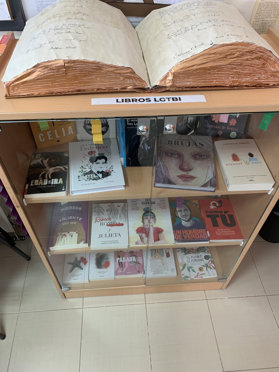 IESCopernico's tweet image. Inauguramos nuestra estantería arcoíris en la Biblioteca de manos de la profesora @avanecarazo y del departamento de Lengua y acompañados por @laplumaparla. Construyendo la @coperteca, nuestra biblioteca inclusiva.