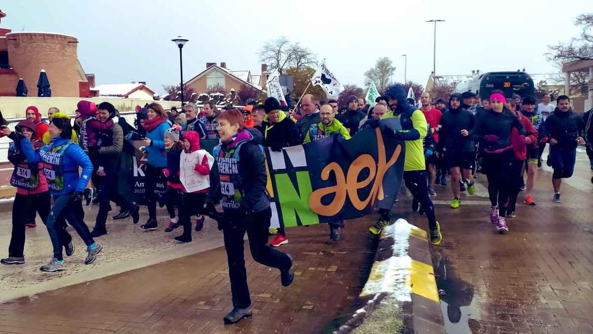 Podemosnavarra's tweet photo. Barreak, urduritasuna, emozioa eta lagunen beroa egun hotz baino eder honetan! 

Kriston giroa, beti bezala, Korrikan!!!!!

@irunerrikoaek @korrika_aek 
#Korrika2022 https://t.co/Z8hyyXyXfU