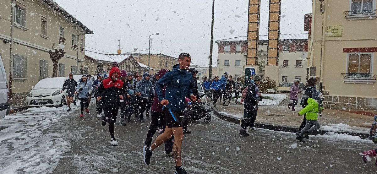 Podemosnavarra's tweet photo. Barreak, urduritasuna, emozioa eta lagunen beroa egun hotz baino eder honetan! 

Kriston giroa, beti bezala, Korrikan!!!!!

@irunerrikoaek @korrika_aek 
#Korrika2022 https://t.co/Z8hyyXyXfU