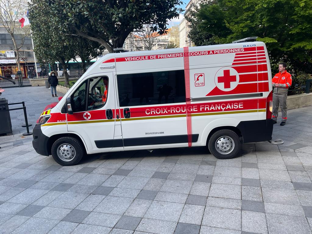 Inauguration du nouveau camion🚑de la <a href="/CroixRouge/">Croix-Rouge fr</a> de #Clichy offert par la Ville. 
Merci💕aux 63 bénévoles et à leur pdte Giselle Chapon pour leurs actions : maraudes, premiers secours, vestiboutique, formations, aides aux pompiers 🚒et au SAMU...
#clichysolidaire #clichyassos