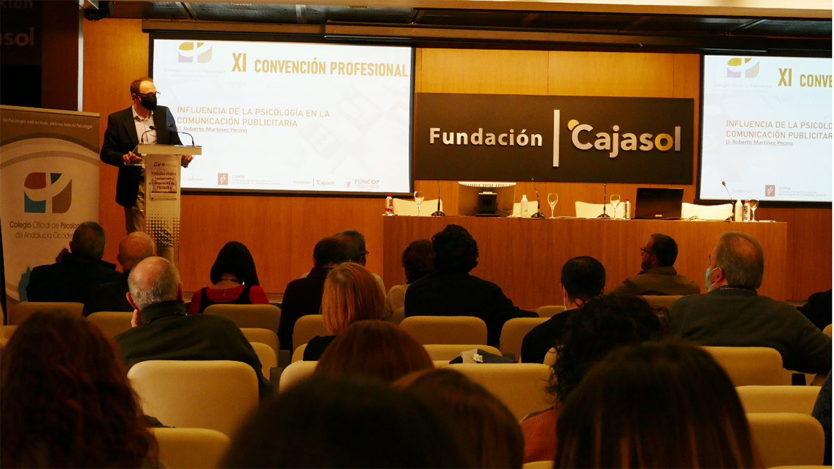 COP_AO's tweet photo. Vía central o periférica, cómo influye en la toma de decisión del/a consumidor
El doctor en #Psicología y profesor en Facultad Comunicación de @unisevilla,  Roberto Martínez, nos habla de la influencia de la Psicología en la comunicación publicitaria.
PublicidadPsicologíaSEV2022 https://t.co/E7H0olS1yS