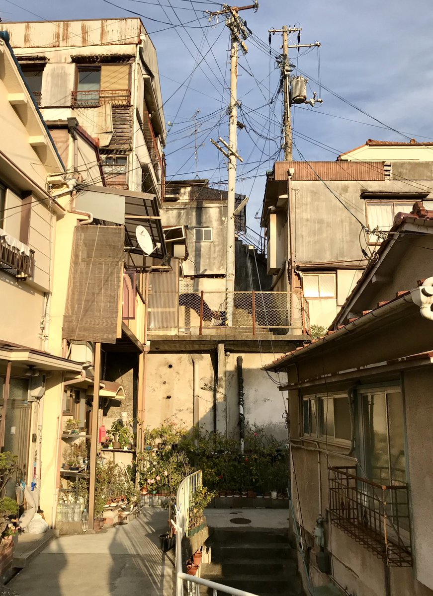 神戸の高取山地区に立ち並ぶ 軍艦島さながらに崩れかけた高層住宅群と路地路地 その由来 Togetter 神戸の高取山地区に立ち並ぶ 軍艦島さながらに崩れかけた高層住宅群と路地路地 その由来 Togetter
