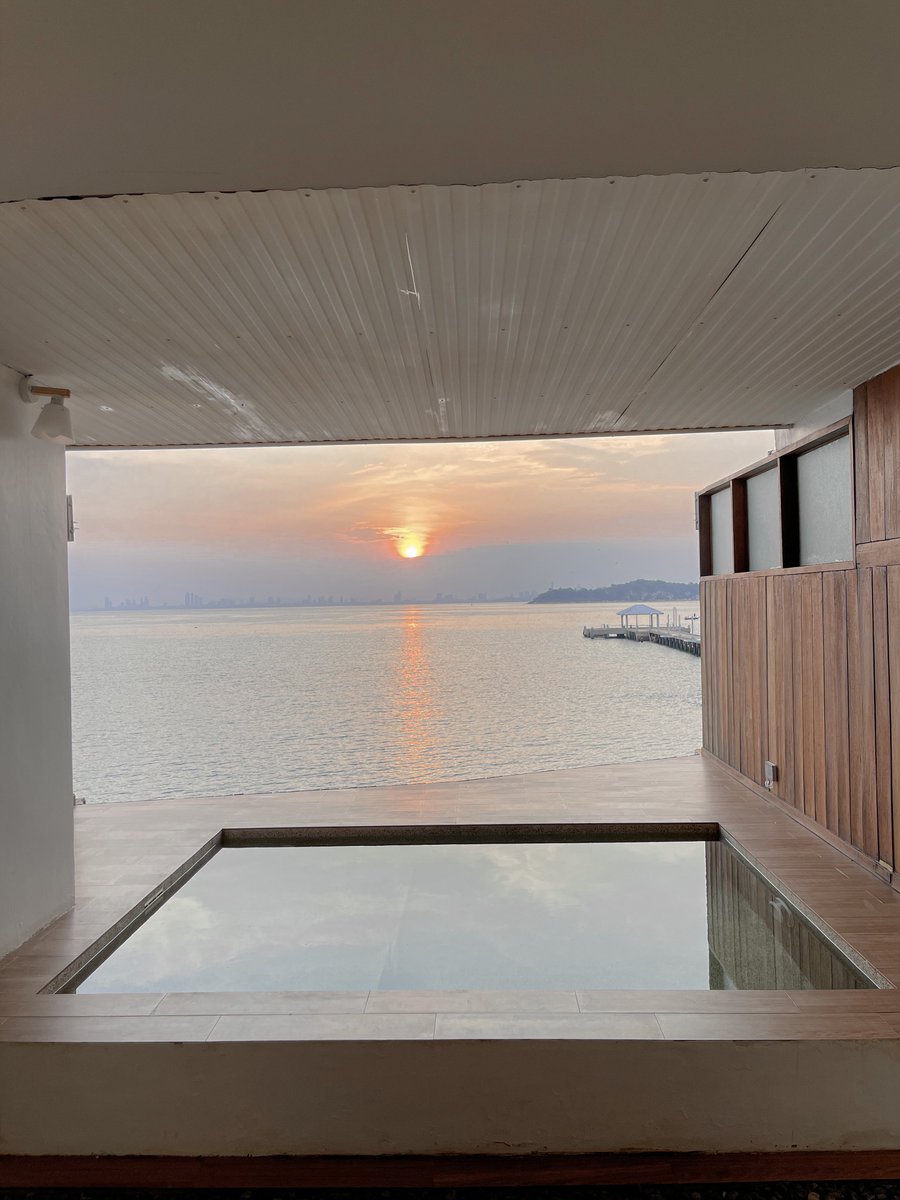 bjauntanywhere's tweet photo. Akina beach : ที่พักเกาะล้านพึ่งเปิดเมื่อปลายปีที่แล้วเป็นบ้านพักเล็กๆมี 3 ห้องทุกห้องเป็น sea view ติดหาดและมีสระส่วนตัว sunrise ดีมาก เราจะได้เห็นวิวพระอาทิตย์ขึ้นจากบนเตียงและ city view ฝั่งพัทยาด้วย ประทับใจมาก น้องพนง.บริการดีมากแฮปปี้สุด 🌞🌊🥂✨ https://t.co/oBxe5mAmvL
