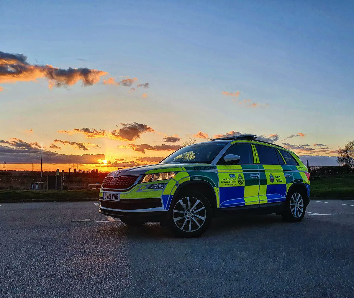 KentSpecials's tweet photo. #SCDOGS officer and 2 East Division officers crewed the 3 JRU cars last night. Busy shift for all crews with a variety of calls covered, the final call of the night required the 3 cars at a serious RTC in #Medway. 

#teamworkmakesthedreamwork

TB https://t.co/B2awqUIUZA