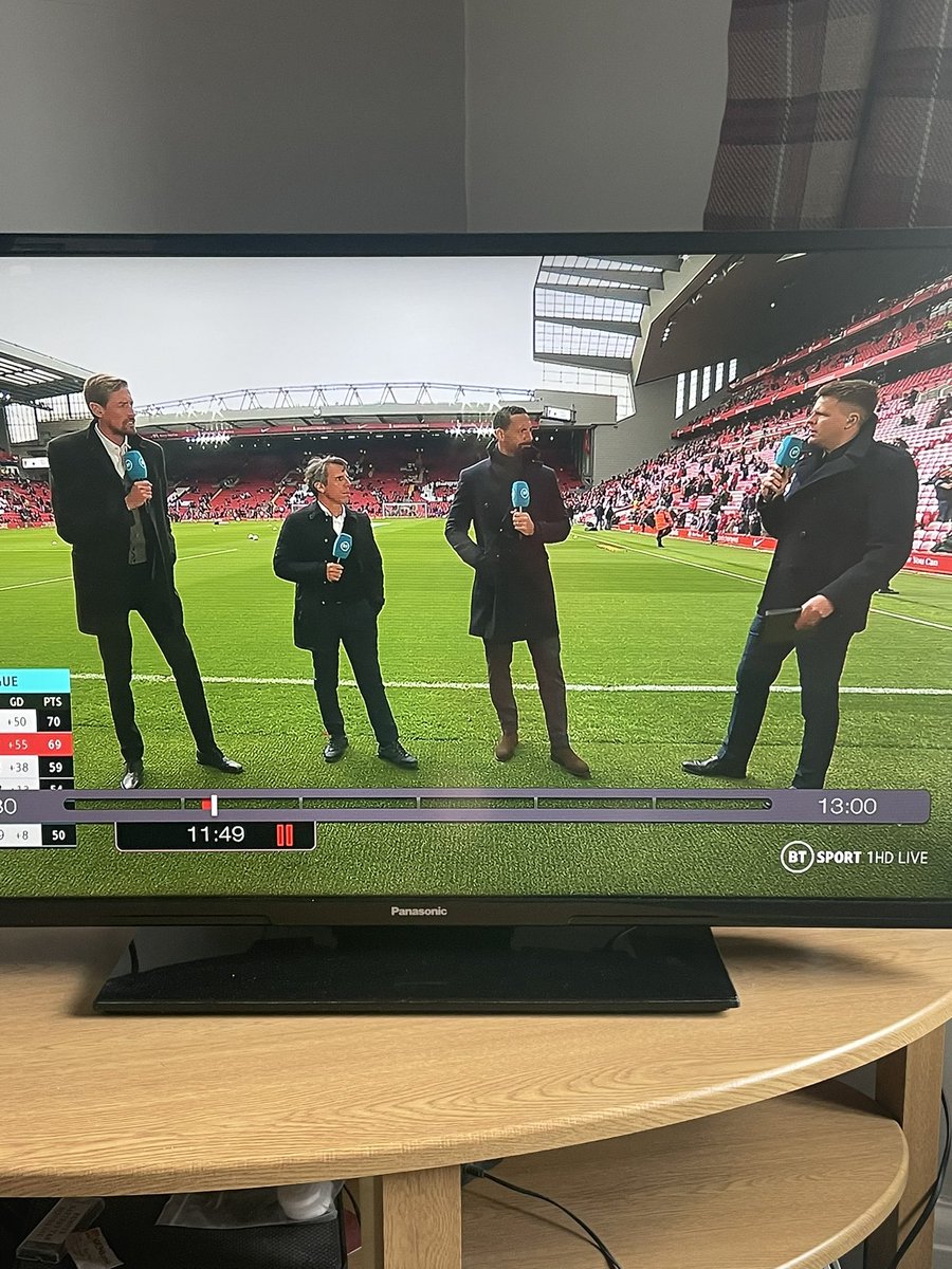 paulrosiak's tweet photo. @rioferdy5 @petercrouch how far away from you is Gianfranco Zola? 😉 https://t.co/uMCuUcmAhZ