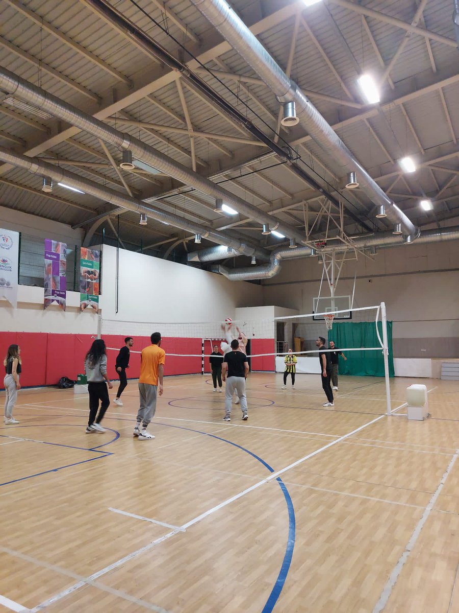 Ahbaplarımızla birlikte "Voleybol" etkinliğimizi gerçekleştirdik. Hem spor yaptık hem de keyifli vakit geçirdik. Sevgi ve dostluğun kazandığı sportmen bir maç oldu. Her daim hep birlikte güzel vakitlere.💚 @ahbap_afyon @ahbap_uni
